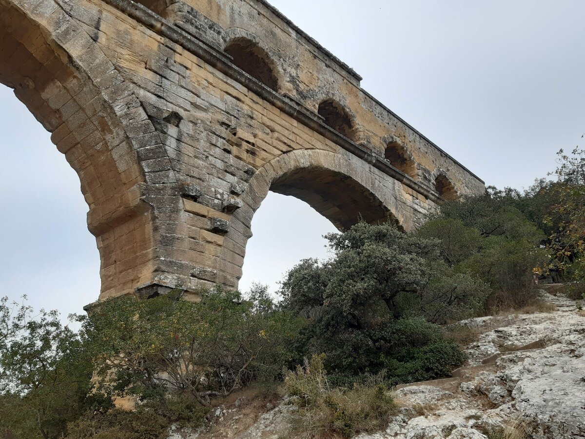 Der Pont du Gard ist eines der am besten erhaltenen römischen Bauwerke in ganz Europa. Prachtvoll, imposant, geradezu genial. Dabei ist der Pont du Gard nichts weiter als Teil einer Wasserleitung, die über den Fluss Gard führt und damals die Stadt Nîmes mit frischem Trinkwasser von den Quellen bei Uzès versorgte.(Text: https://www.provence.de) Besucht am 17.10.23.