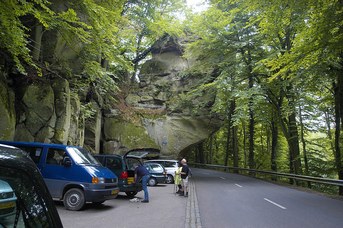 Der Predigtstuhl an der CR364 in La Petite Suisse in Luxemburg, ist ein eigenwilliges Felsengebilde, das seinen Namen seinem Aussehen verdankt. Bevor die Kanzel mit Stein- und Eisentreppen erreichbar war, hieß es »Türkenkopf«, eine Bezeichnung, die man noch in alten Reiseführern findet. Aufnahme: August 2007.