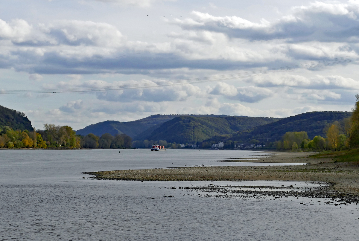 Der Rhein bei Niedrigwasser von Sinzig aus in Richtung Süden nach Bad Breisig. In der Bildmitte oben keine Flecken, sondern eine 4er-Formation Hubschrauber - 25.10.2017