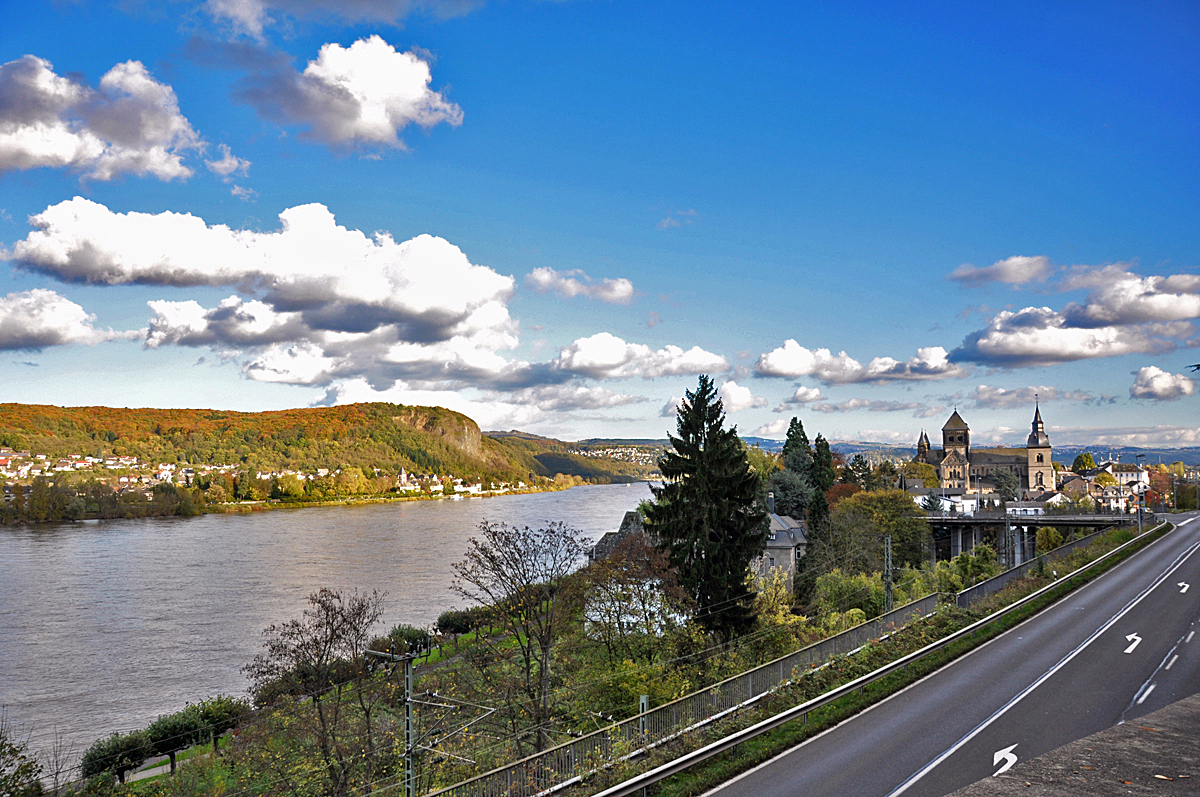 Der Rhein zwischen Remagen und Erpel mit  Wolkenkissen  - 30.10.2013