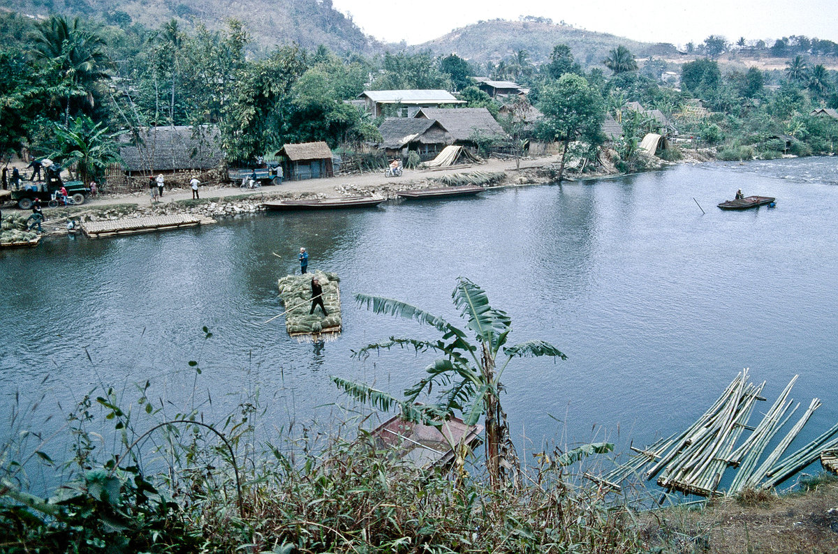 Der Ruak-Fluss bildet die Grenze zwischen Thailand (unten) und Myanmar (oben). Bild vom Dia. Aufnahme: Februar 1989.