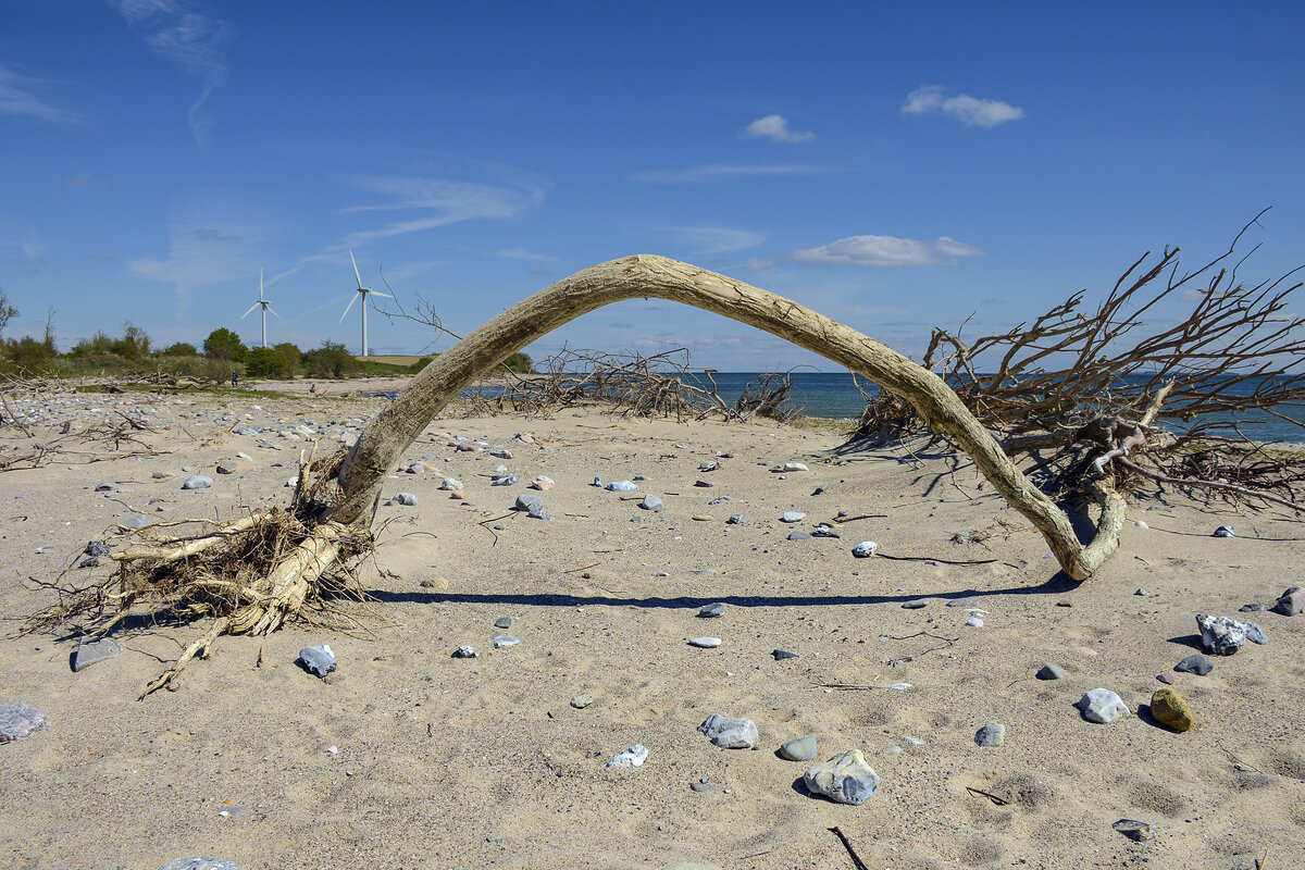 Der Sandstrand am Kragesand liegt auf der Halbinsel Broagerland, südlich des Dorfes Skelde (Nordschleswig/Sønderjylland). Aufnahme: 22. April 2024.