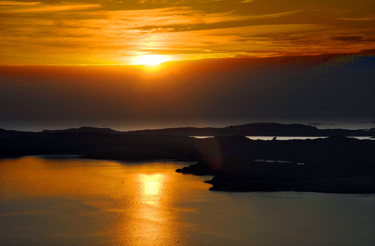 Der Scherengarten beim Sonnenuntergang über Kattegat vor Fjällbacka vom Vetteberget aus gesehen.
Aufnahme: 1. August 2017.