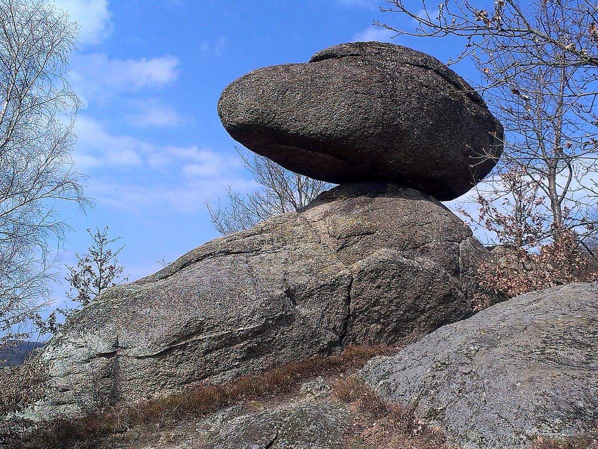 Der Schwammerling; ein wollsackartiger verwitteter Wackelstein im Naturpark Rechberg; 150312