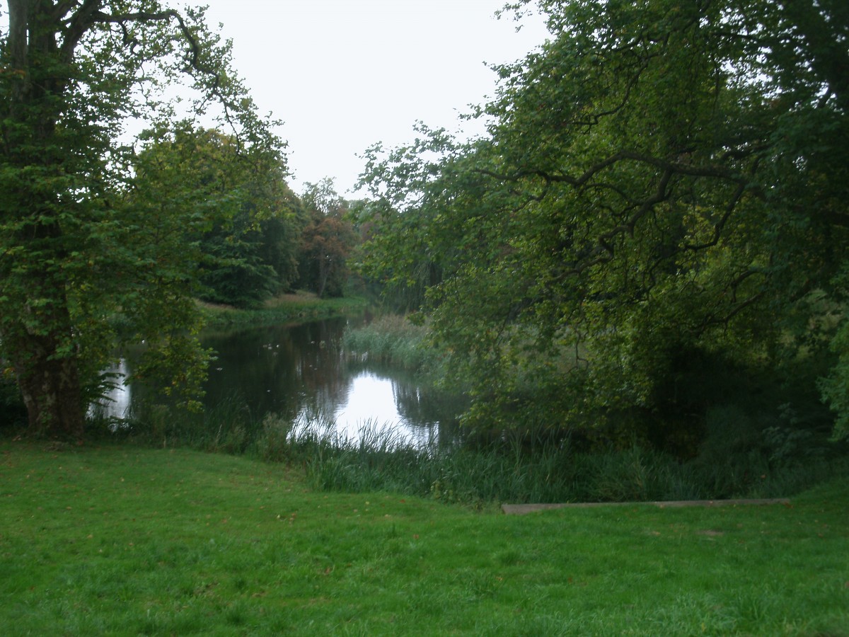 Der Schwanenteich im Putbuser Park am 29.September 2013.