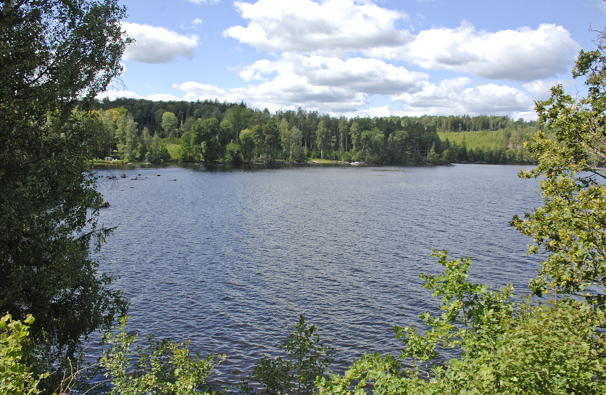 Der See Hjorten am Schmalspurbahn Åseda-Virseum in Småland - Schweden. Aufnahme: 18. Juli 2017.