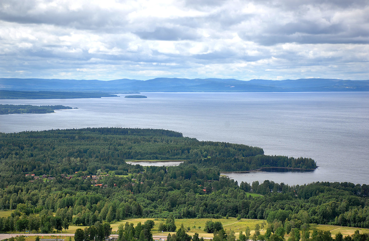 Der Siljansee vor Rättvik vom Vidablick aus gesehen. Der Siljan ist malerisch schön. Aber leider kann man meist nicht viel mit ihm machen. Zum Baden ist er oft zu kalt. Zum Segeln und Kanufahren ist er zu offen
Aufnahme: 31. Juli 2017.