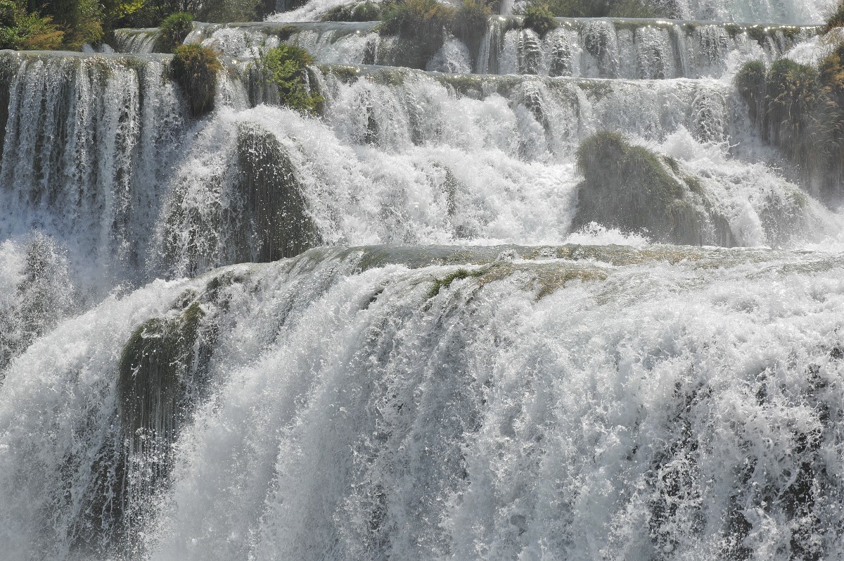 Der Skradinski Buk ist der 7. und längste Wasserfall des kroatischen Nationalparks Krka. Er befindet sich circa 13 Kilometer flussabwärts vom Roski slap entfernt. Er verläuft über 17 Stufen über eine Länge von circa 800 Meter. Aufnahme: Juli 2009.