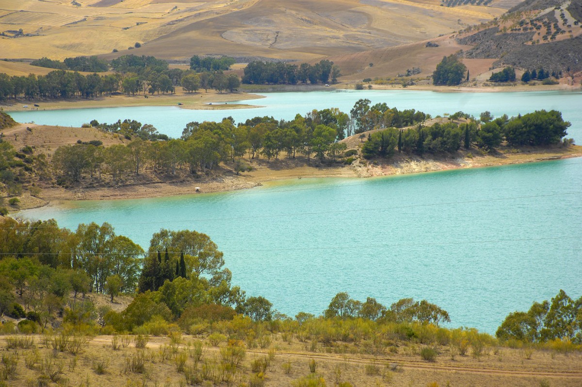 Der Stausee Embalse del Conde de Guadalhorce in Andalusien. Aufnahme: Juli 2014.