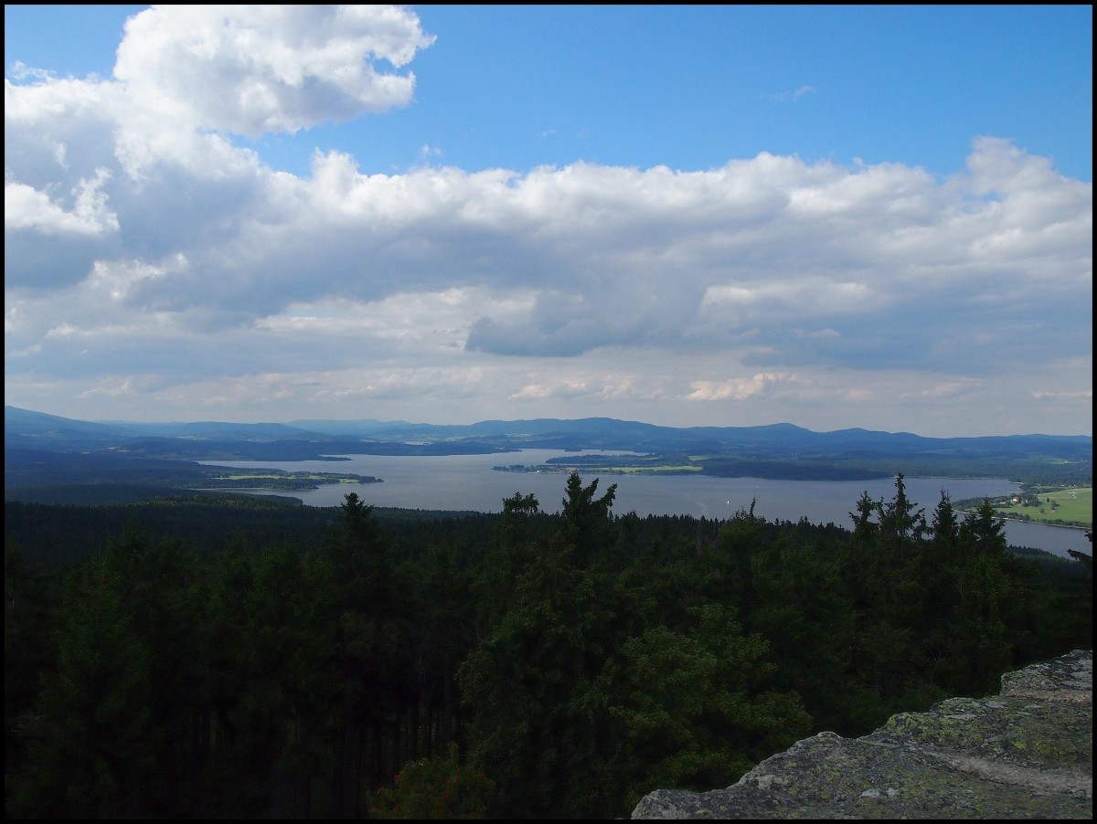 Der Stausee Lipno ist ein See im Südwesten der Tschechischen Republik, Teil der Moldau-Kaskade  und bildet deren viertälteste und höchstgelegene Stufe. Er befindet sich an der Grenze zu Österreich im Nationalpark und Landschaftsschutzgebiet Böhmerwald im Okres Český Krumlov (Bezirk Krumau), nur ein kleiner Ausläufer des Sees im Nordwesten liegt im Okres Prachatice (Bezirk Prachatitz), im Südwesten ein sehr kleiner Teil auf österreichischem Staatsgebiet (Bezirk Rohrbach, Oberösterreich).