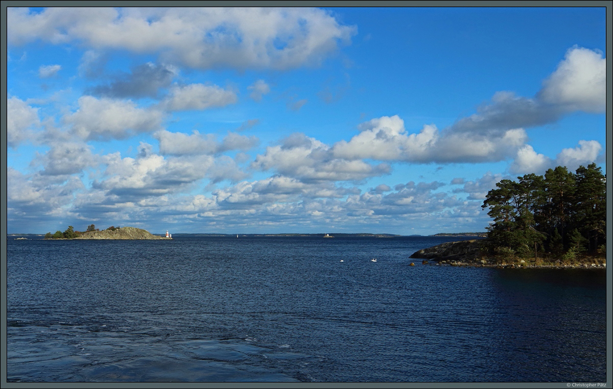 Der Stockholmer Schärengarten besteht aus tausenden Inseln. Links ist Yxhammarkobben zu sehen, wo sich ein kleiner Leuchtturm befindet, rechts Hasselkobben. Dahinter befindet sich der Kanholmsfjärden. (28.09.2021)