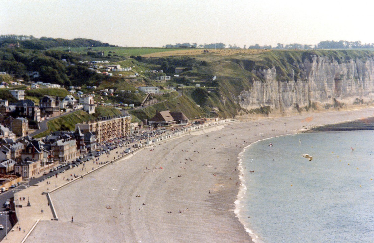 Der Strand von Étretat. Im Hintergrund sind die Kreidefelsen von Étretat zu sehen. Aufnahme: Juni 1985 (digitalisiertes Negativfoto).
