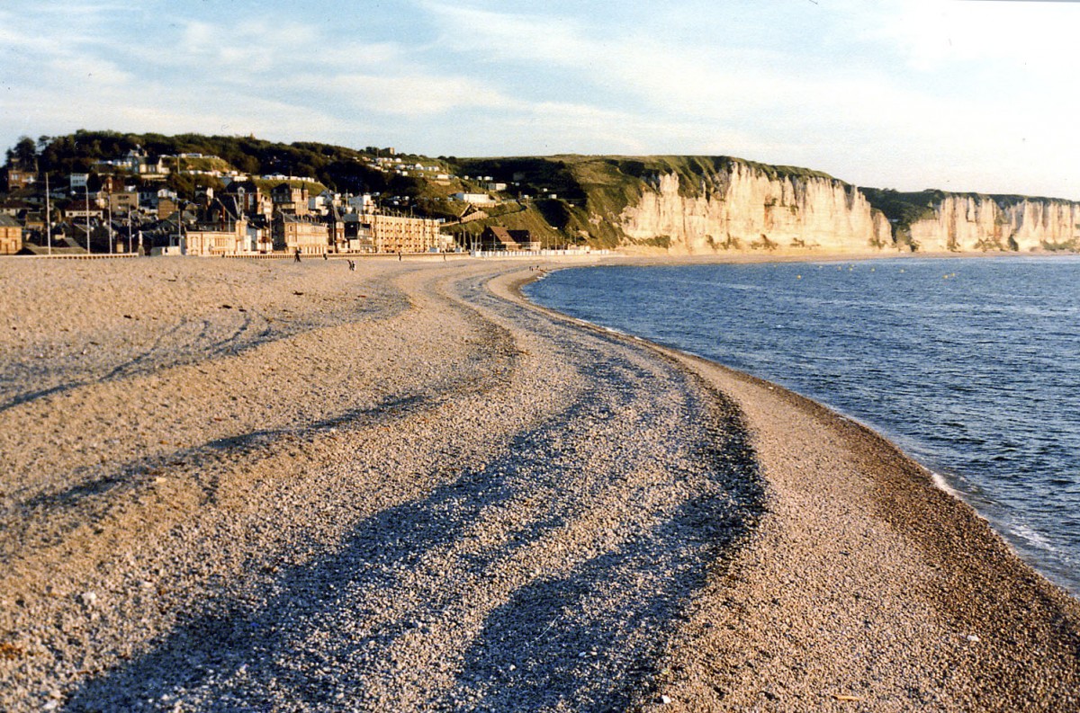 Der Strand von Étretat. Im Hintergrund sind die Kreidefelsen von Étretat zu sehen. Aufnahme: Juni 1985 (digitalisiertes Negativfoto).