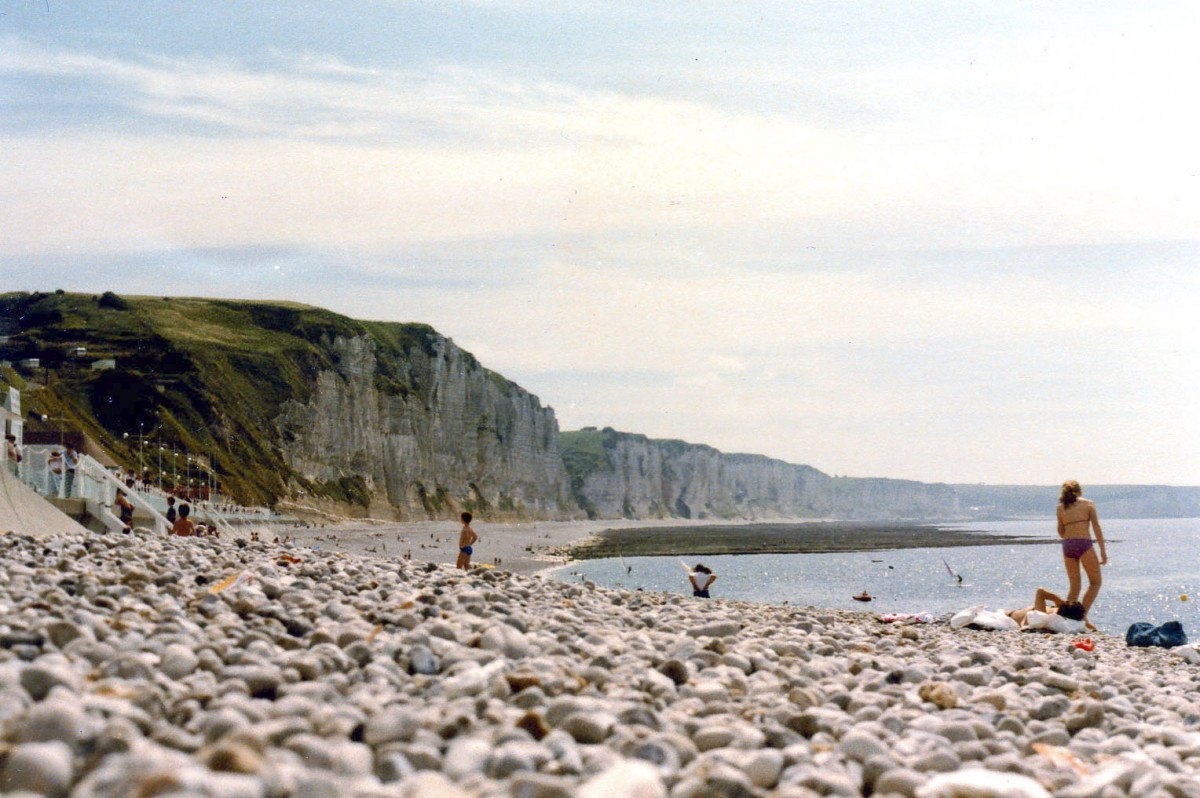 Der Strand von Étretat. Im Hintergrund sind die Kreidefelsen von Étretat zu sehen. Aufnahme: Juni 1985 (digitalisiertes Negativfoto).