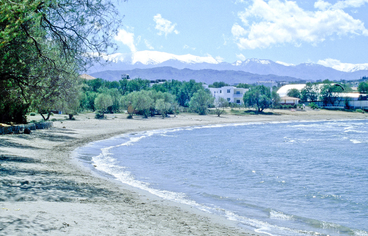 Der Strand Agii Apostoli westlich con Chania. Bild vom Dia. Aufnahme: April 1999.