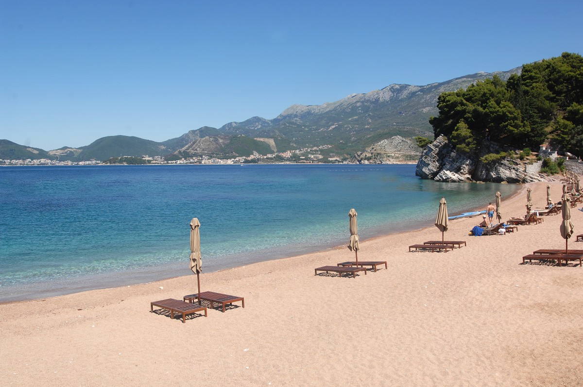 Der Strand an Sveti Stefan. Aufnahme: 27. Juni 2012.