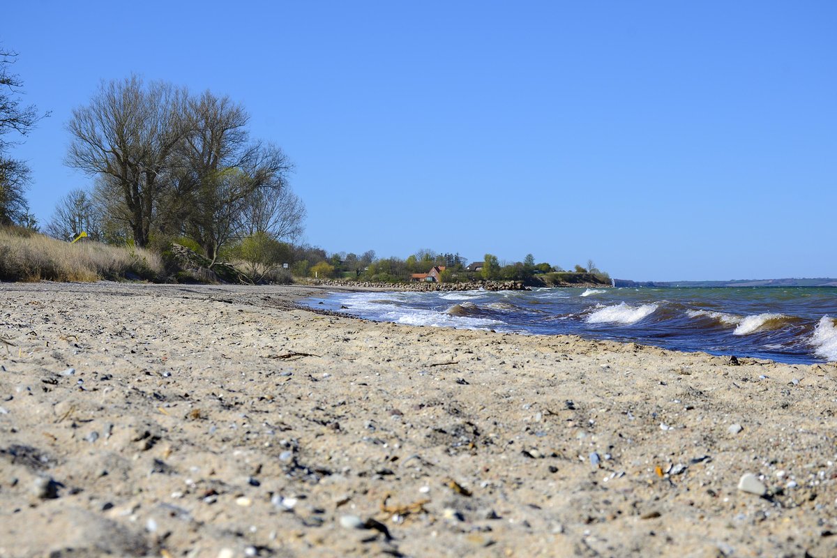 Der Strand bei Seebadeanstalt Norgaardholz an der Geltinger Bucht. Aufnahme: 21. April 2020.