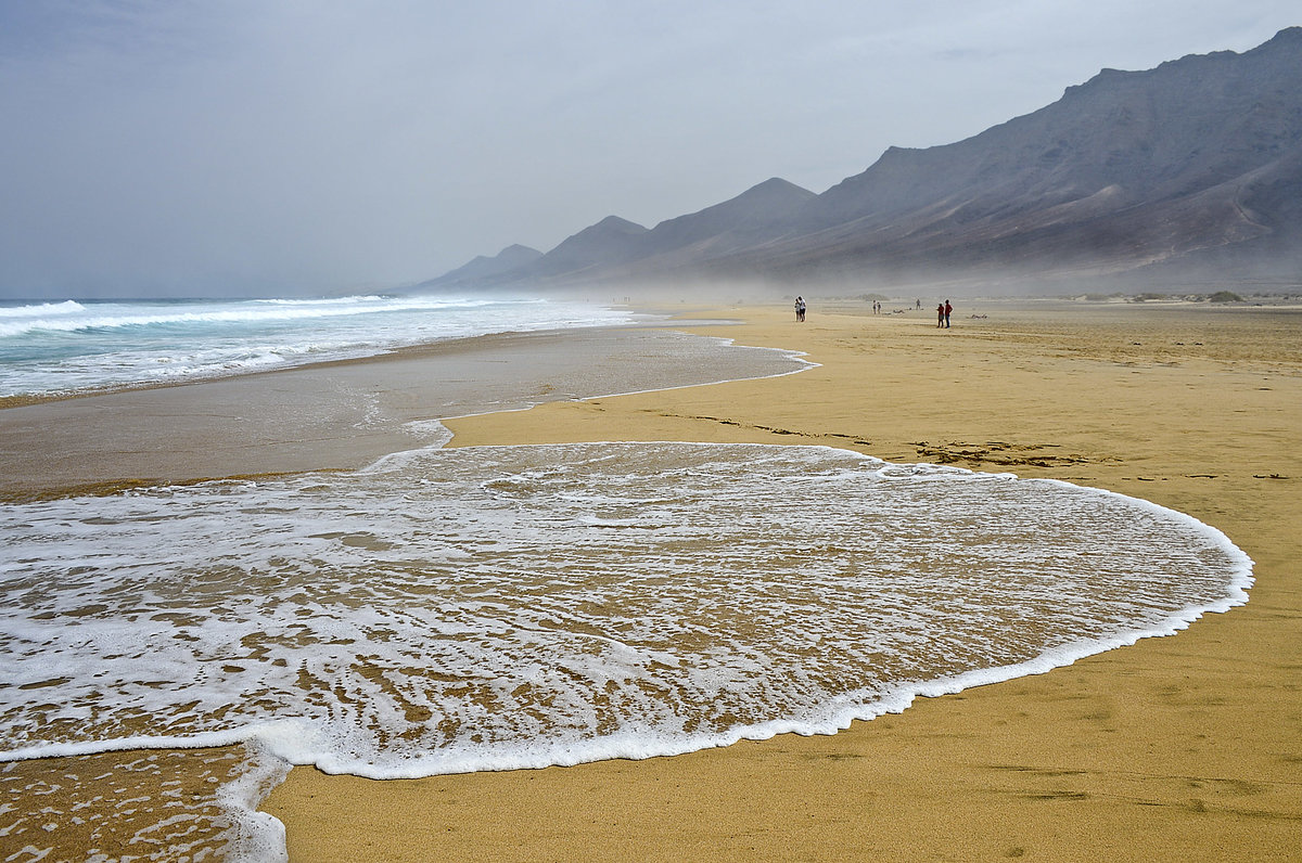Der Strand von Cofete auf der Insel Fuerteventura  ist kein Strand zum Baden. Er hat etwas mysteriöses an sich. fast Menschenleer, einsam, verlassen, im Hintergrund liegen die bis zu 800 m hohen Berge von Jandia an denen die Wolken hängen bleiben.  Aufnahme: 18. Oktober 2017.