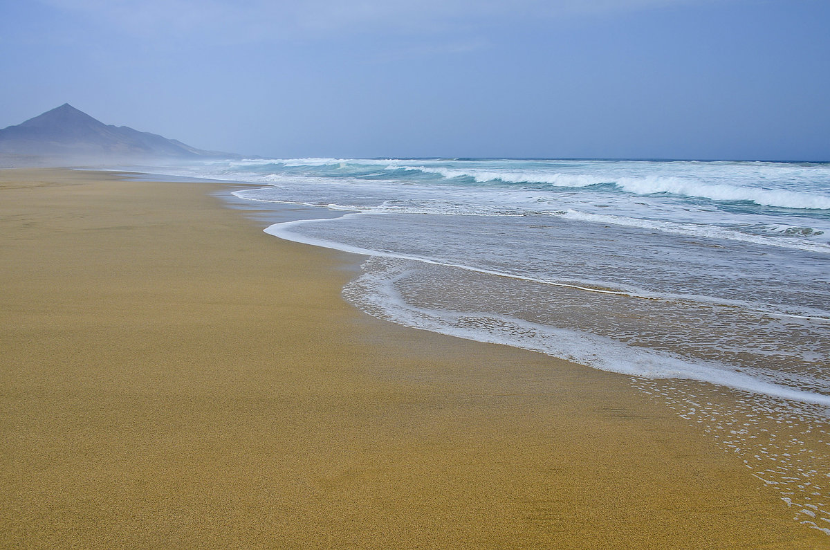 Der Strand von Cofete auf der Insel Fuerteventura wirkt atemberaubend unheimlich, und doch wunderschön! Hier sollte man wegen der hohen Wellen und der starken Strömung nicht baden. Aufnahme: 18. Oktober 2017.