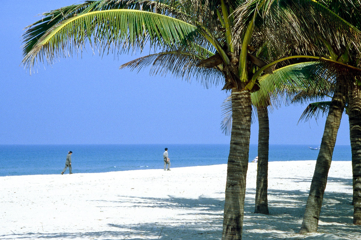 Der Strand von Cua Dai nördlich von Hội An. Bild vom Dia. Aufnahme: Januar 2001.