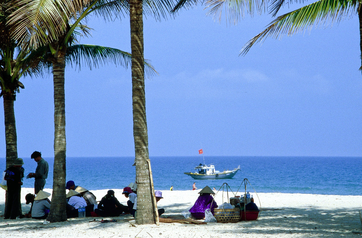 Der Strand von Cua Dai nördlich von Hội An. Bild vom Dia. Aufnahme: Januar 2001.