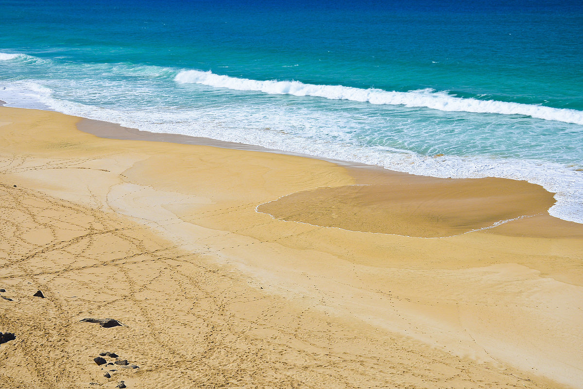 Der Strand Playa del Castillo südlich von Cotillo auf der Insel Fuerteventura ist ein über 900 Meter langer goldgelber und feinsandiger Strand. Aufnahme: 19. Oktober 2017.