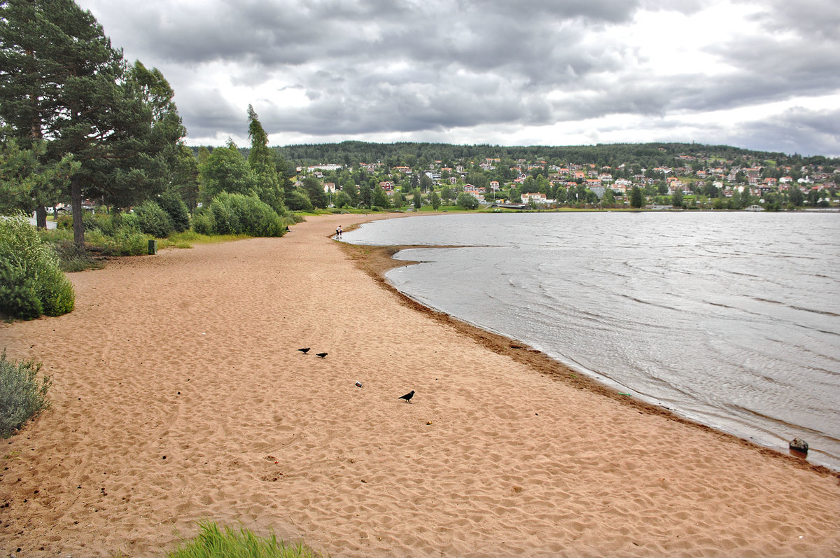 Der Strand südlich der Långbryggan (»Die Lange Brücke«) am SIljansee vor Rättvik. Der See und die Umgebung sind durch die wiederholten Vergletscherungen im Eiszeitalter entstanden.
Aufnahme: 31. Juli 2017.