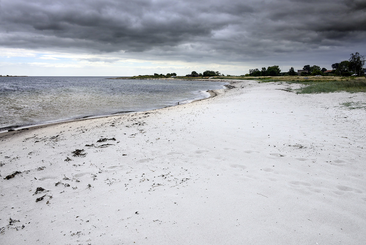 Der Strand vor Årøsund (Aarösund) östlich von Haderslev (Hadersleben) in Nordschleswig. Aufnahme: 23. Juni 2018.