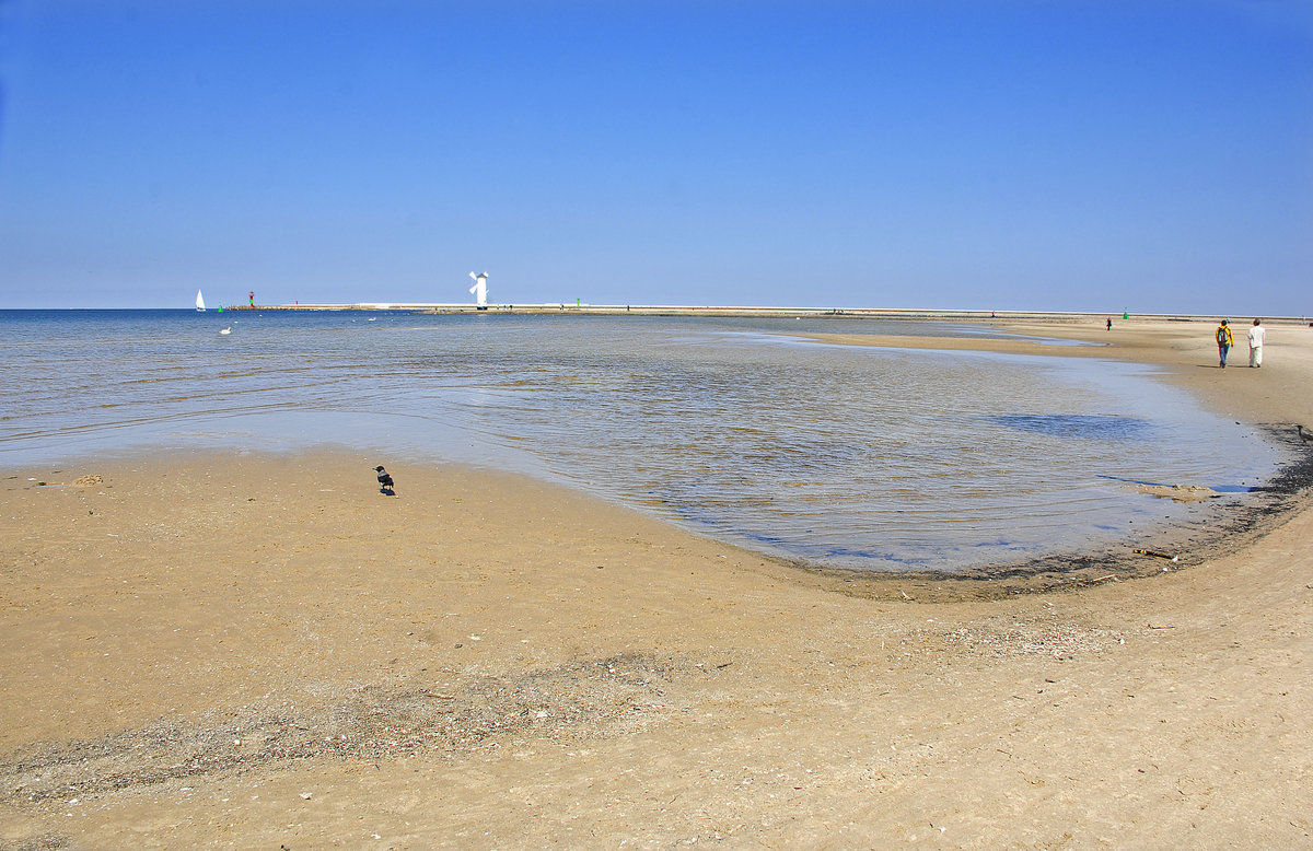 Der Strand vor Świnoujście (Swinemünde). Aufnahme: 7. Mai 2016.