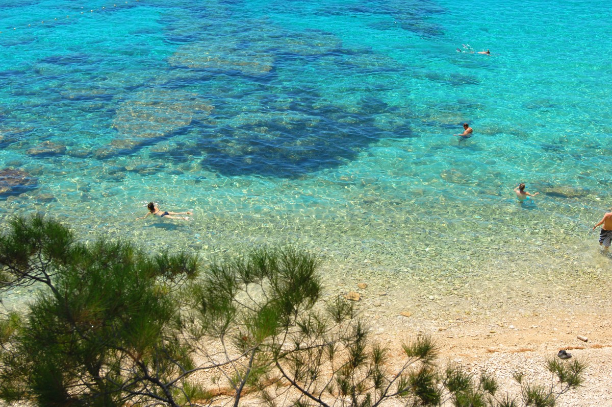 Der Strand vor Bol auf der Insel Brač. Aufnahme: Julæi 2009.