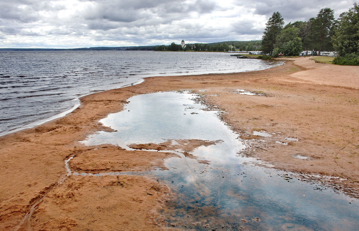 Der Strand vor dem Fremdenverkehrsort Rättvik in Dalarna. Der Siljan ist der siebtgrößte See Schwedens und hat eine Fläche von 290 km², eine größte Tiefe von 134 Metern und ein Wasservolumen von ca. 8 km³. Er wird vom Fluss Österdalälven durchflossen. Aufnahme: 31. Juli 2017.