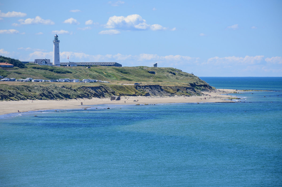 Der Strand vor Hirtshals im dänischen Vendsyssel von der Hirtshals-Kristianssand-Fähre aus gesehen. Aufnahme: 1. Juli 2018.