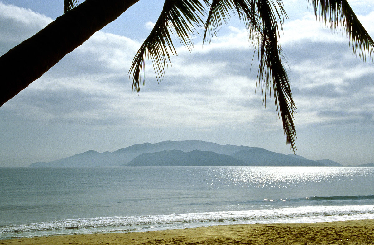 Der Strand vor Nha Trang. Bild vom Dia. Aufnahme: Januar 2001.