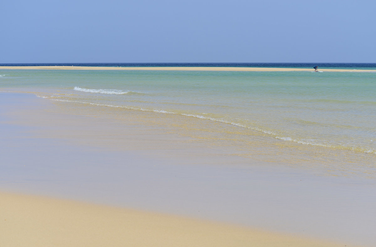 Der Strand vor Risco El Paso auf der Insel Fuerteventura. Kanarische Inseln, Spanien. Aufnahme: 18. Oktober 2017.