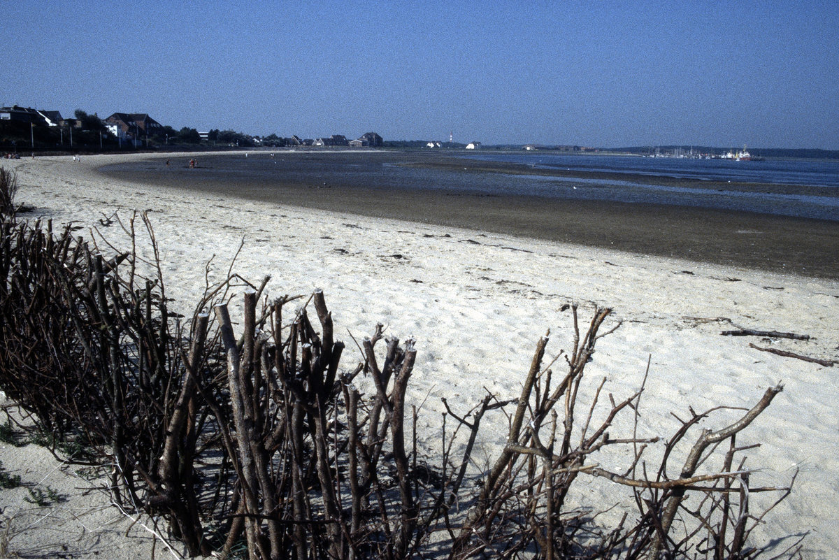 Der Strand vor Wittdün auf Amrum. Bild vom Dia. Aufnahme: August 1999.
