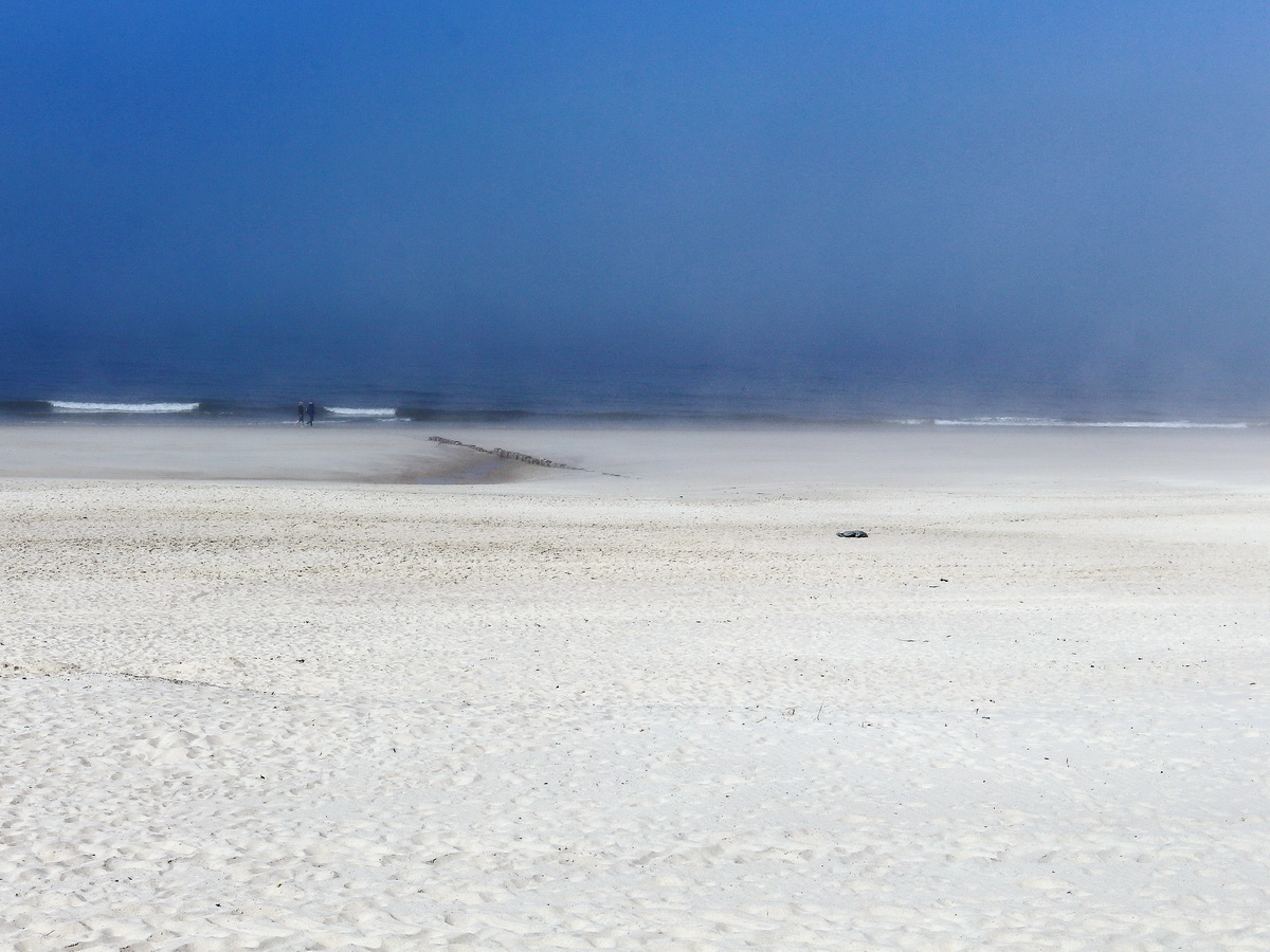 Der Strand von Westerland (Sylt) im  Dunst am 21. April 2018.