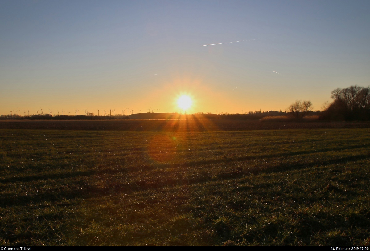 Der Tag neigt sich dem Ende.
Aufgenommen bei frühlingshaftem Wetter in der Saaleaue bei Angersdorf (Gemeinde Teutschenthal).
[14.2.2019 | 17:00 Uhr]