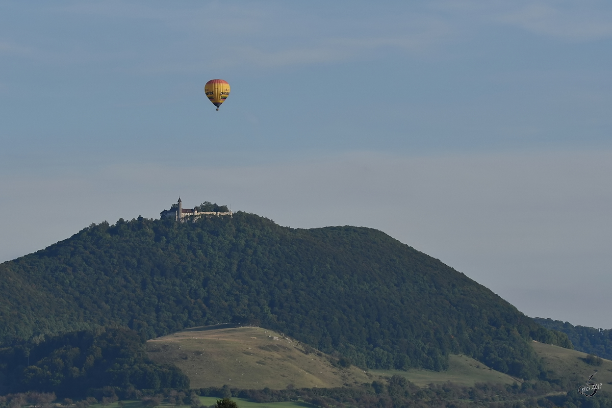 Der Teckberg am Albtrauf mit der Gipfelburg. (Owen, September 2019)