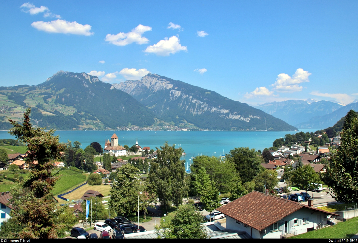 Der Thunersee bei heißem, nahezu wolkenlosem Sommerwetter mit Blick auf das Schloss Spiez (CH).
[24.7.2019 | 15:12 Uhr]