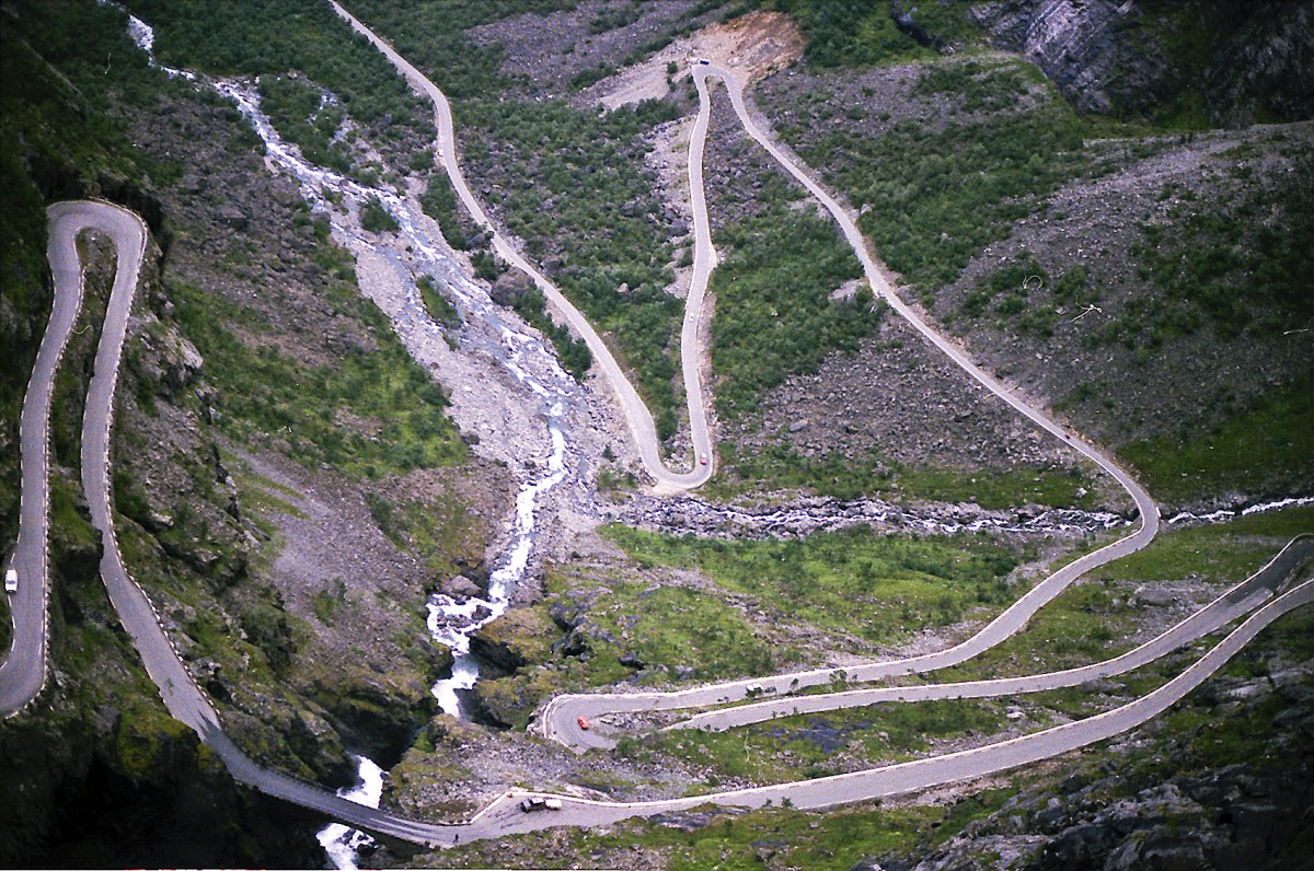 Der Trollstigen ist witterungsbedingt nur im Sommer geöffnet und kann von etwa Mitte Mai oder Anfang Juni bis Ende September befahren werden. Auf dem Foto sieht man den Straßenverlauf über den Wasserfall. Aufnahme: Juli 1985 (digitalisiertes Negativfoto).