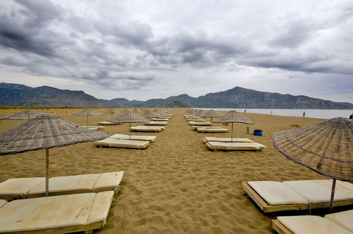 Der vier Kilometer lange Strand von Dalyan ist bis heute nur mit dem Boot zu erreichen.  Man kann auf beiden Seiten des Strandes baden. Aufnahme: Oktober 2010.