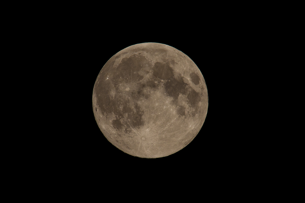 Der Vollmond blickte (20.56 Uhr) nur kurzzeitig durch die Wolkendecke. - 08.09.2014