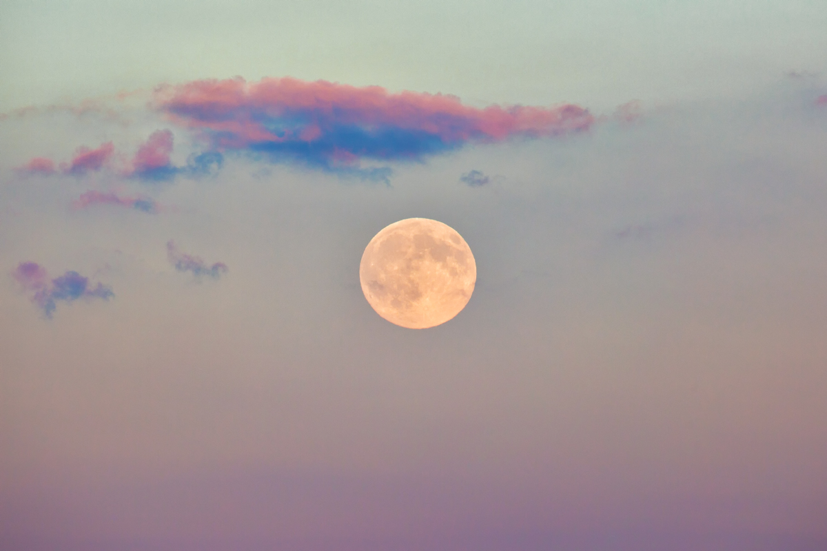 Der Vollmond kämpft sich durch die Wolkendecke. - 08.07.2017