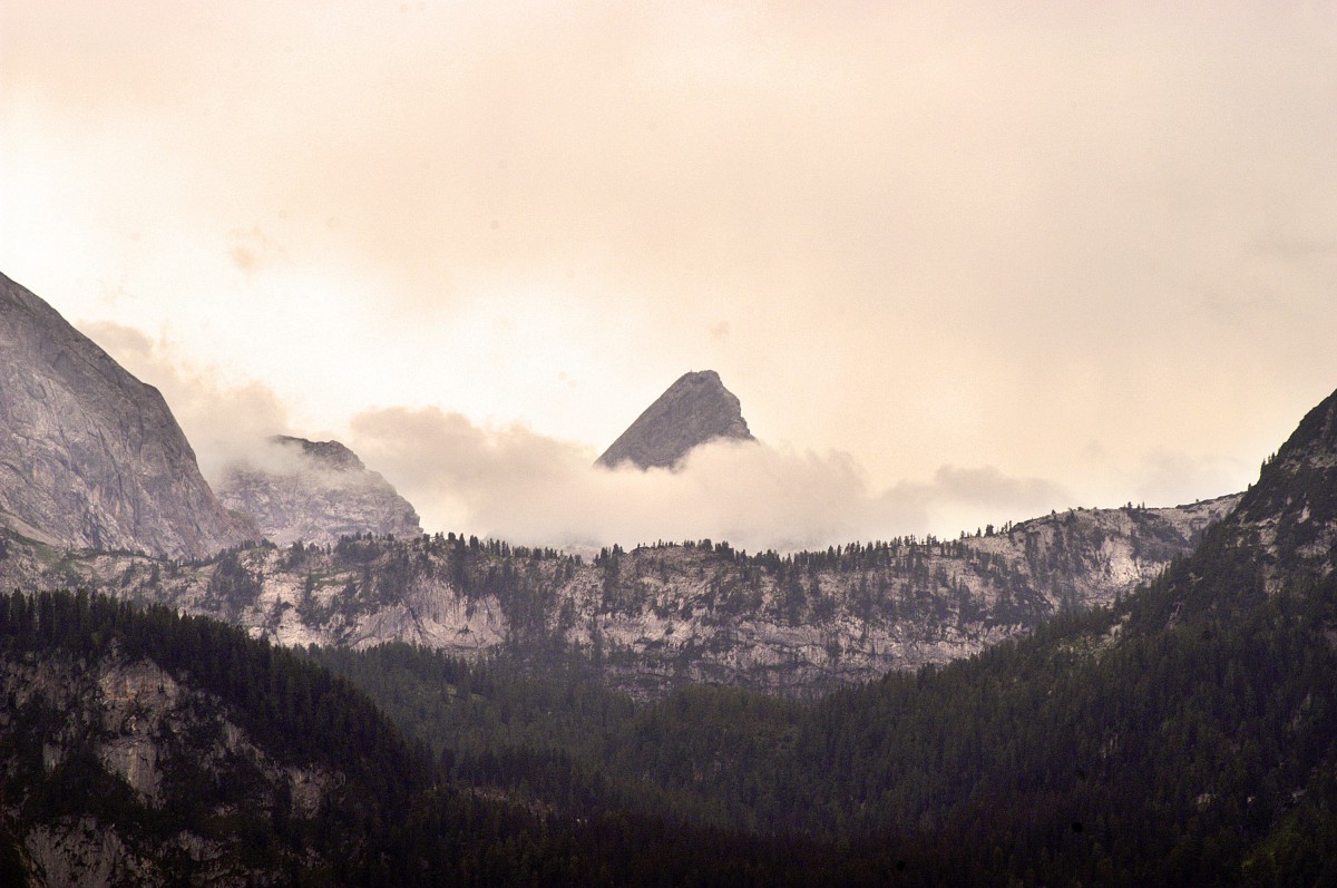 Der Watzmann in Wolken umhüllt. Ansicht von Süden. Aufnahme: Juli 2008.