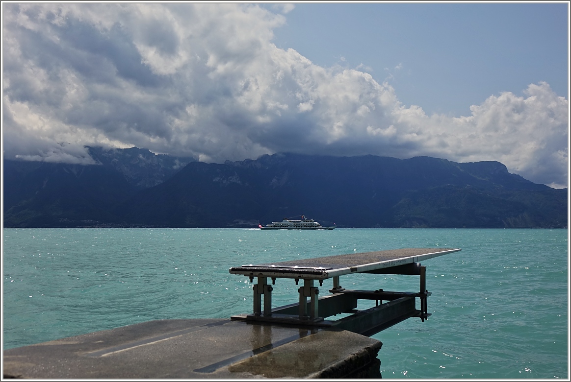 Der Wind  Jordan  sorgte für einen aufgewühlten See und die aussergewöhnliche Farbe.
Die Fahrt auf der Lausanne war deshalb wohl etwas unruhiger als sonst.
(08.07.2015)