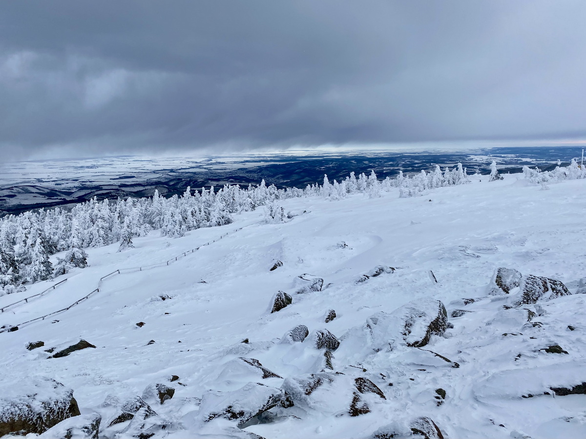 Der windige Morgen am 04. Dezember 2023 auf den Brocken im Harz.