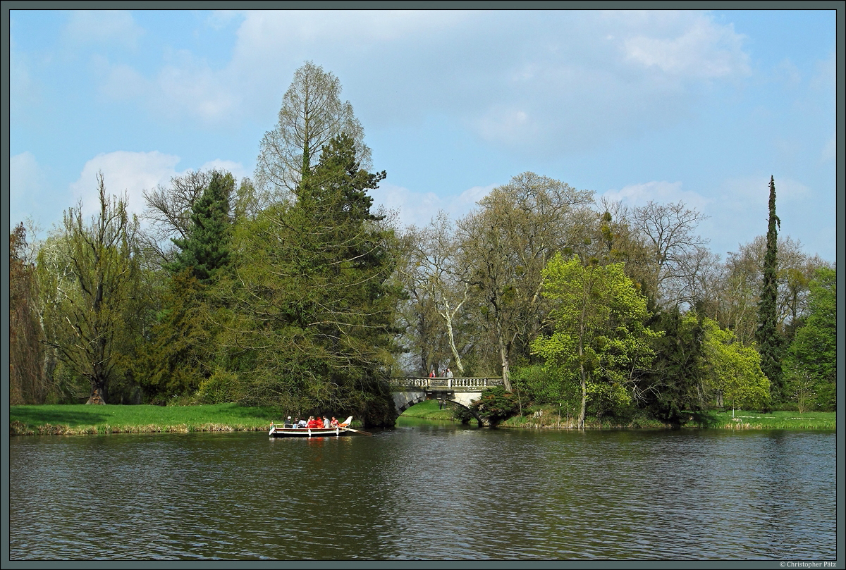 Der Wörlitzer Park wird von kleinen Kanälen durchzogen, die auch per Ruderboot erkundet werden können. (Wörlitz, 06.04.2014)