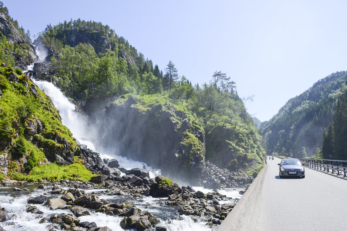 Der Zwillingswasserfall Låtefoss (Oddadalen, Norwegen) mit einer Fallhöhe von 165 Meter ist von der Straße RV 13 leicht zu erreichen. Aufnahme: 5. Juli 2018.