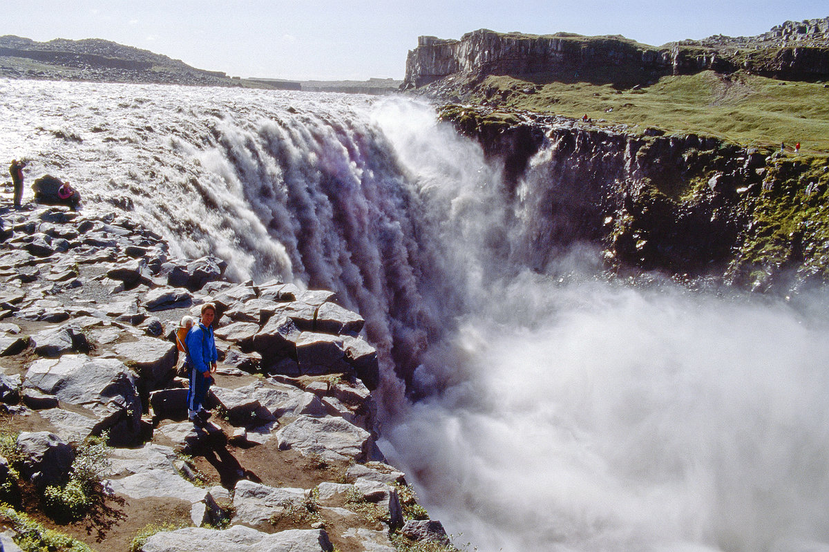 Dettifoss - Über eine Breite von etwa 100 Metern ergießen sich hier die grau-braunen Wassermassen über 45 Meter in die Tiefe und strömen dann circa zwei Kilometer weiter dem 27 Meter hohen Hafragilsfoss zu. Bild vom Dia. Aufnahme: August 1995.