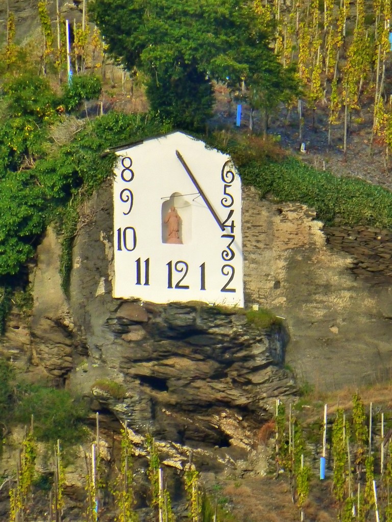 Deutschland, Rheinland-Pfalz, Wehlen an der Mosel. Die Wehlener Sonnenuhr. 31.10.2014